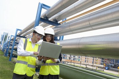 Ingenieure vor einer Wärmeleitung