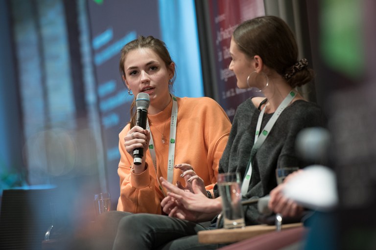 Die Gymnasiastinnen Mia Pagenkämper und Emily Lardon nahmen an der Konferenz und der abschließenden Podiumsdiskussion teil. 