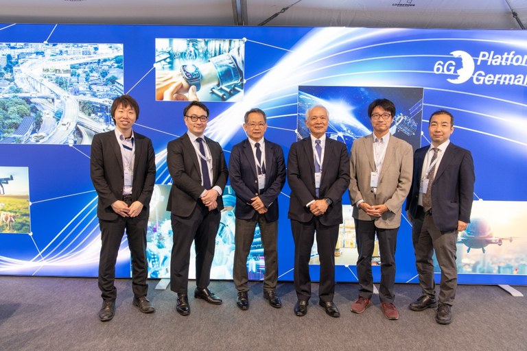 Ein Teil der insgesamt 16-köpfigen Delegation aus Japan unter der Führung von Hideyuki Tokuda (dritter von rechts), Präsident des japanischen nationalen Instituts für Informations- und Kommunikationstechnologien (NICT).