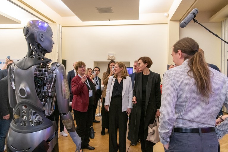 Bundesministerin Bettina Stark-Watzinger und Evelyne Coulombe im Gespräch mit der für die 6G-Initiative zuständigen Referatsleiterin Dr. Heike Prasse über die auf der 6G-Konferenz gezeigten Demonstratoren.