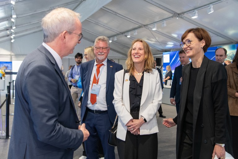 Bundesministerin Bettina Stark-Watzinger, Evelyne Coulombe und Rudolf Haggenmüller (CELTIC-NEXT) im Gespräch mit dem Organisator der Berlin 6G Conference und Koordinator der zentralen deutschen 6G-Plattform, Prof. Dr. Hans Schotten.