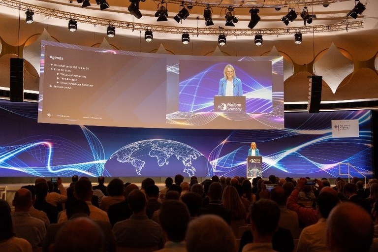 Christina Gessner, Geschäftsleitung Rohde & Schwarz, hält ihre Grundsatzrede im Großen Plenarsaal des bcc, Berlin. 