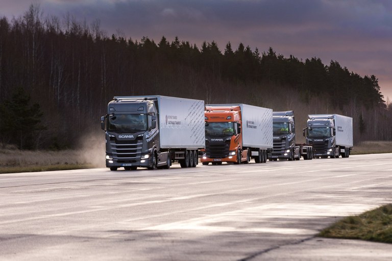 Nutzfahrzeuge fahren in sogenannten Platoons in sehr geringem Abstand zueinander.