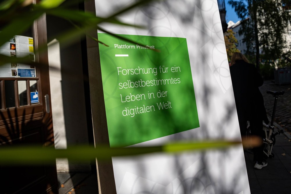 Plakat mit der Aufschrift Plattform Privatheit -  Forschung für ein selbstbestimmtes Leben in der digitalen Welt