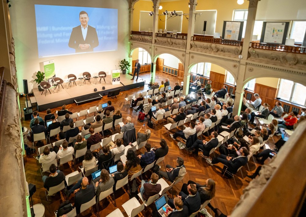 Der Parlamentarische Staatssekretär Mario Brandenburg eröffnete die Veranstaltung im Namen des BMBF. 