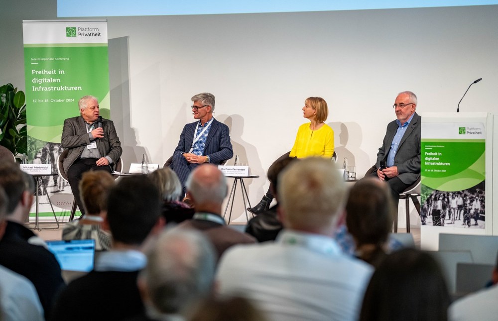 Im Gespräch mit Moderator Hendrik Kafsack (FAZ, 2.v.l.) gewährten Dr. Michael Friedewald (1.v.l.), Barbara Ferrarese und Prof. Dr. Alexander Roßnagel von der Plattform Privatheit Einblicke in die aktuelle Arbeit. 