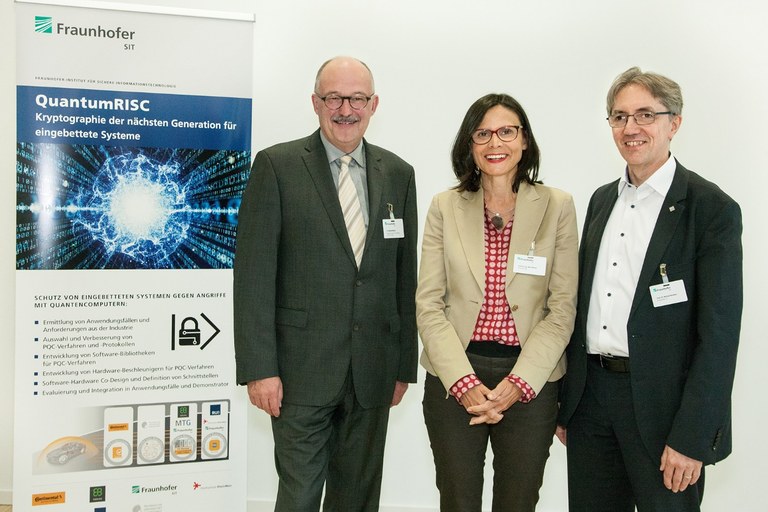 Das Bild zeigt Parlamentarischer Staatssekretär Dr. Michael Meister, Prof. Dr. Mira Mezini, Vizepräsidentin TU Darmstadt, Prof. Dr. Michael Waidner, Leiter Fraunhofer SIT