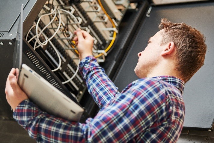 Ingenieur arbeitet an Serverschrank.