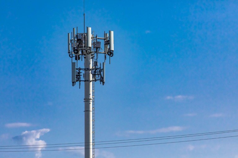 Mobilfunkmast vor blauem Himmel