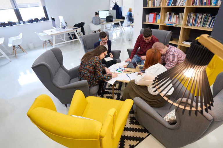 Junge Menschen bei der Projektarbeit.