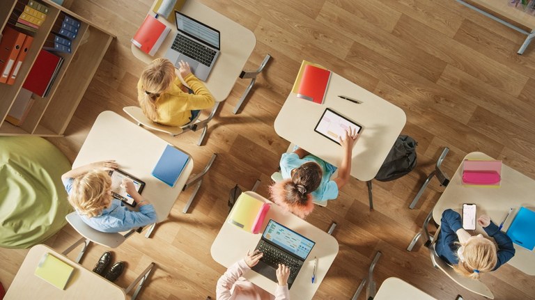 Schüler im Klassenzimmer, die am Laptops arbeiten