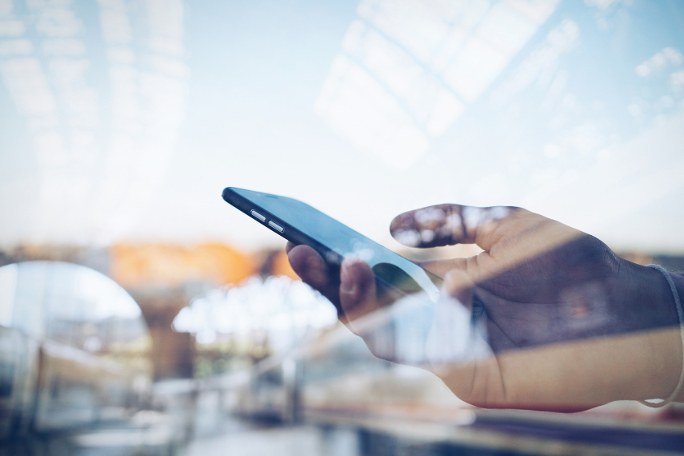 Hand hält ein Mobiltelefon 