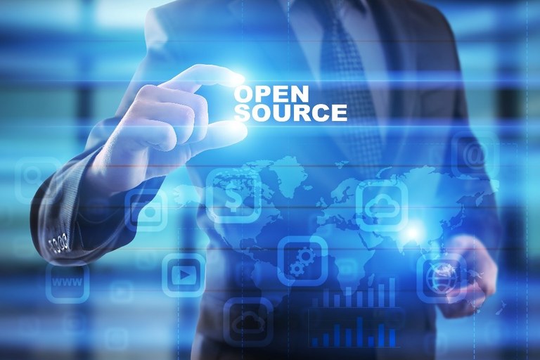 Geschäftsmann, der das Icon "Open Source" auf einem virtuellen Bildschirm auswählt.