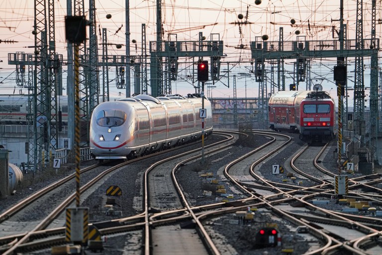 ICE und Regionalzug auf Bahnschienen