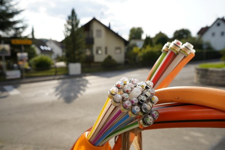 Glasfaserkabel vor einem Mehrfamilienhaus