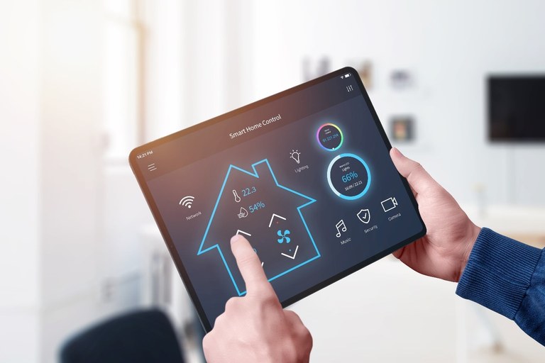 All-in-One-Smart-Home-Steuerungssystem-App-Konzept auf Tablet-Display in Menschenhand