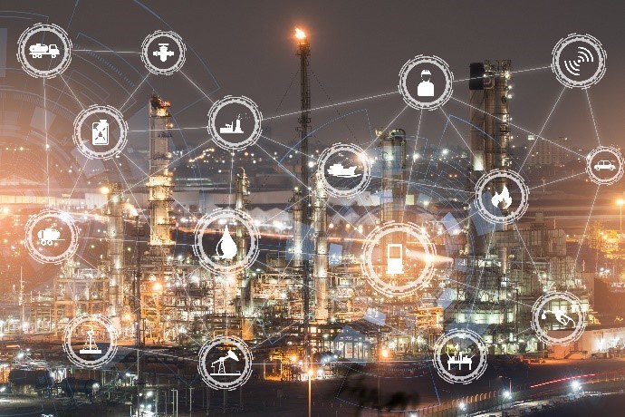 Nachtansicht einer Industrieanlage zur Lagerung von Öl und Petrochemie.